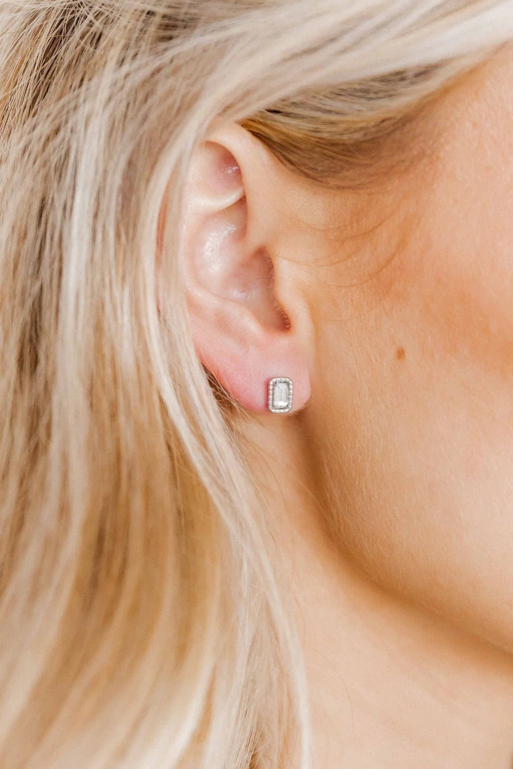 Linny Co Screwback Stud Earrings